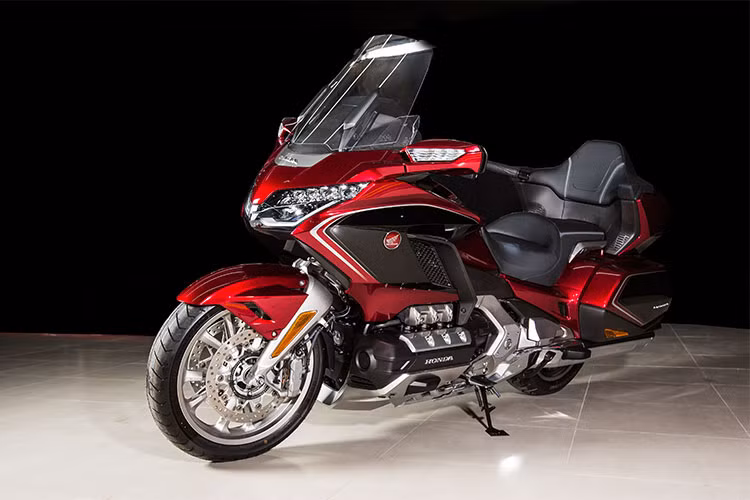 Suốt lịch sử ra đời của mình từ năm 1975, mẫu xe môtô Honda Gold Wing luôn được mệnh danh là "ông vua đường trường", hay còn có cái tên khác là “salon bay”. Trong suốt 43 năm tồn tại với hàng loạt bản nâng cấp, mẫu xe này luôn được đánh giá cao trong phân khúc môtô đường trường cỡ lớn nhờ sự ưu việt mà nó mang lại.