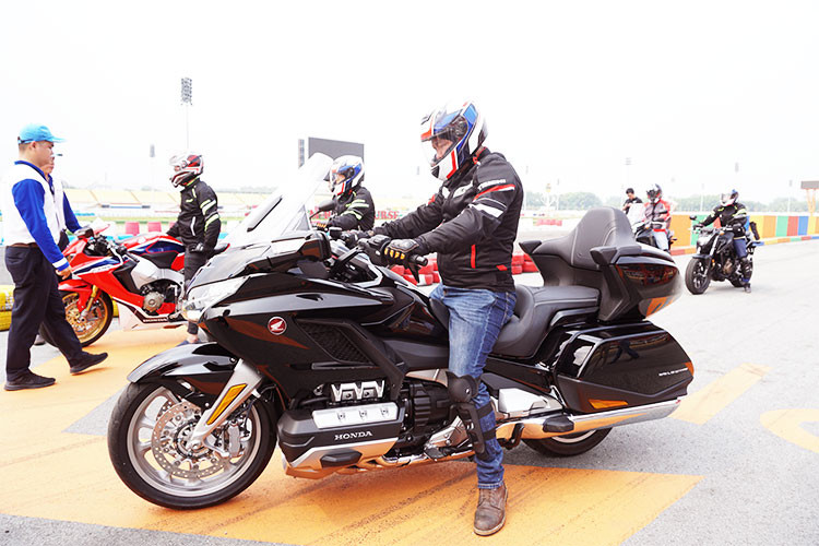 Honda Gold Wing mới cũng đã được nâng cấp hệ thống điều tiết lên 4 van thay vì 2 van như trước đây, trục cam được điều chỉnh để mang đến hiệu suất tốt hơn. Đường kính và hành trình piston cũng được thiết kế lại, giảm 1 mm về đường kính và tăng 2 mm về hành trình. Chưa hết, Honda còn nâng cấp trục khuỷu, hệ thống hút gió để tạo nên khối động cơ hoàn hảo nhất cho những chuyến đi dài.