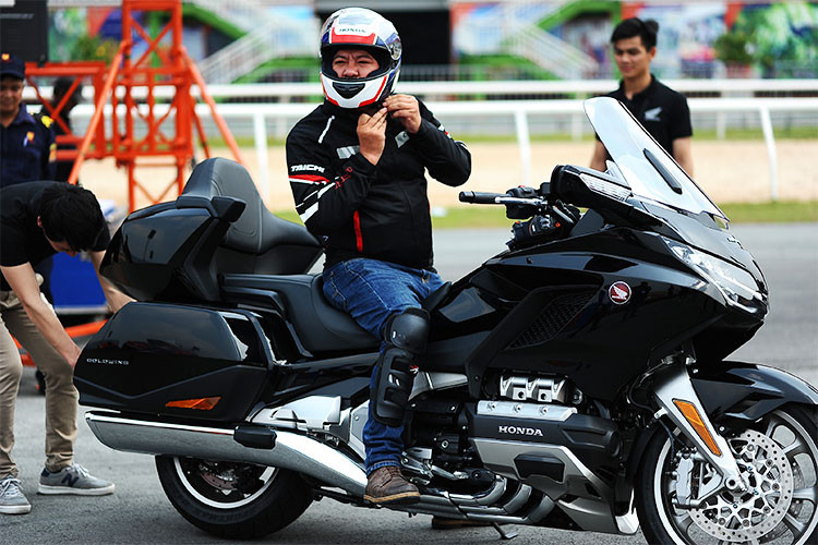 Giống như những mẫu xe mới hiện nay của Honda, Goldwing 2018 cũng sở hữu hệ thống phun nhiên liệu trực tiếp PGM-FI. Ngoài hộp số mới (7 tiến, 1 lùi), nó còn được trang bị bộ ly hợp kép Dual Clutch Transmission (DCT) kèm theo chế độ Walking Mode giúp giới hạn tốc độ xuống 1,8 km/h khi tiến và 1,2 km/h khi lùi. So với phiên bản cũ, Goldwing 2018 đã tăng 7 mã lực và 3Nm mô men xoắn.