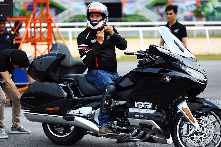 Giống như những mẫu xe mới hiện nay của Honda, Goldwing 2018 cũng sở hữu hệ thống phun nhiên liệu trực tiếp PGM-FI. Ngoài hộp số mới (7 tiến, 1 lùi), nó còn được trang bị bộ ly hợp kép Dual Clutch Transmission (DCT) kèm theo chế độ Walking Mode giúp giới hạn tốc độ xuống 1,8 km/h khi tiến và 1,2 km/h khi lùi. So với phiên bản cũ, Goldwing 2018 đã tăng 7 mã lực và 3Nm mô men xoắn.