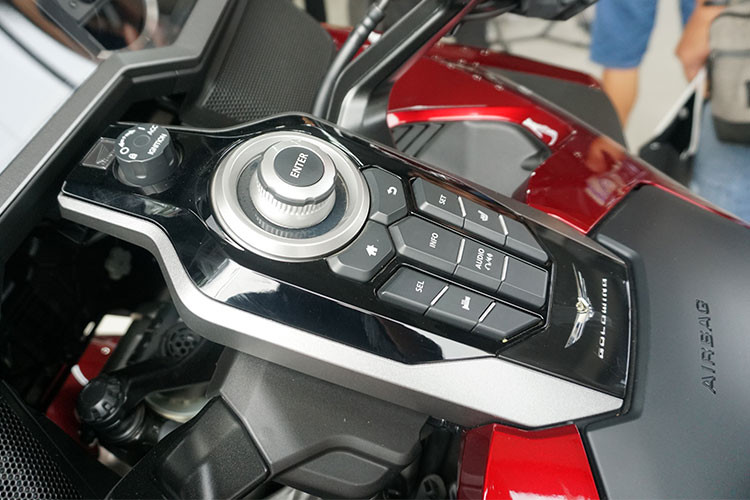 Nhìn vào bảng táp-lô của Honda Gold Wing 2018, bạn sẽ bất ngờ bởi sự “hoành tráng” với hàng loạt các nút bấm được bố trí có khoa học. Xe còn được trang bị hệ thống túi khí dành cho người lái được đặt ở phía trước.