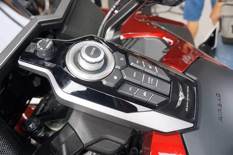 Nhìn vào bảng táp-lô của Honda Gold Wing 2018, bạn sẽ bất ngờ bởi sự “hoành tráng” với hàng loạt các nút bấm được bố trí có khoa học. Xe còn được trang bị hệ thống túi khí dành cho người lái được đặt ở phía trước.