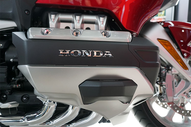 Gold Wing vẫn trung thành với khối động cơ 6 xy lanh thẳng hàng và có dung tích 1.833 phân khối. Tuy nhiên Honda đã nâng cấp hệ thống điều tiết 4 van thay vì 2 van như trước đây, trục cam được điều chỉnh để mang đến hiệu suất tốt hơn. Đường kính và hành trình piston cũng được thiết kế lại, giảm 1 mm về đường kính và tăng 2 mm về hành trình.