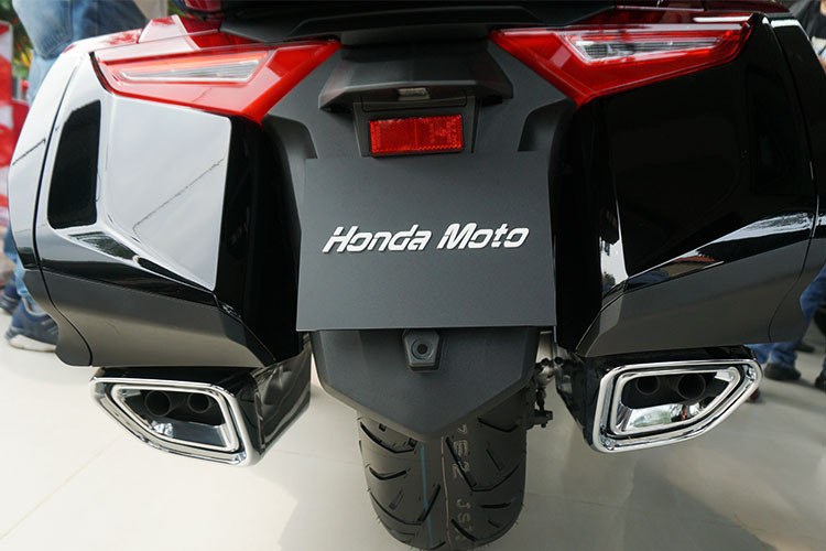 Honda Goldwing 2018 còn được trang bị những tính năng hiện đại hơn so với trước đây - đặc biệt là hệ thống chống bó cứng phanh ABS khi ôm cua, hỗ trợ khởi hành ngang dốc Hill Start Assist (HSA), kiểm soát hành trình, công nghệ kiểm soát mô-men xoắn Honda Selectable Torque Control (HSTC) và ngắt máy khi dừng lâu Idling Stop giúp dễ sử dụng đồng thời giảm lượng xăng tiêu thụ...