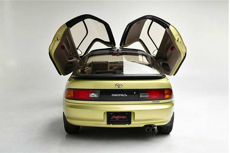 Toyota Sera là một chiếc xe coupe cỡ nhỏ không quá nổi bật, nếu nhìn kĩ, thậm chí bạn sẽ thấy xe giống một chiếc Prius ngày nay. Xe chỉ được trang bị động cơ 1.5L 4 xi lanh công suất 108 mã lực đi kèm dẫn động cầu trước và hộp số tự động 4 cấp.