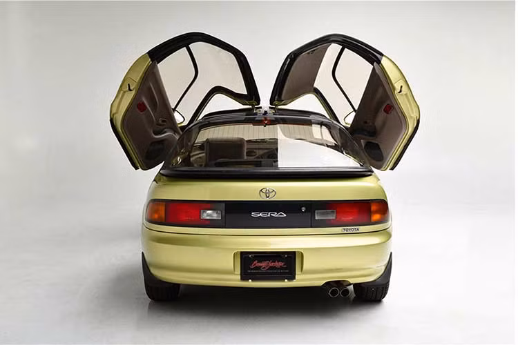 Toyota Sera là một chiếc xe coupe cỡ nhỏ không quá nổi bật, nếu nhìn kĩ, thậm chí bạn sẽ thấy xe giống một chiếc Prius ngày nay. Xe chỉ được trang bị động cơ 1.5L 4 xi lanh công suất 108 mã lực đi kèm dẫn động cầu trước và hộp số tự động 4 cấp.