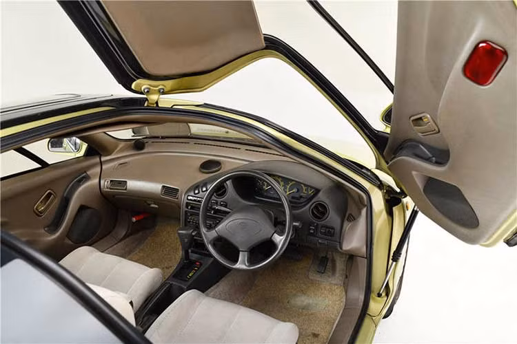 Điều đặc biệt của chiếc xe bình dân Toyota Sera này, đó chính là cửa được thiết kế dạng cánh bướm, một điều phổ thông trên các siêu xe ngày nay, nhưng ở thời điểm đó chỉ có các xe đua mới có thiết kế này