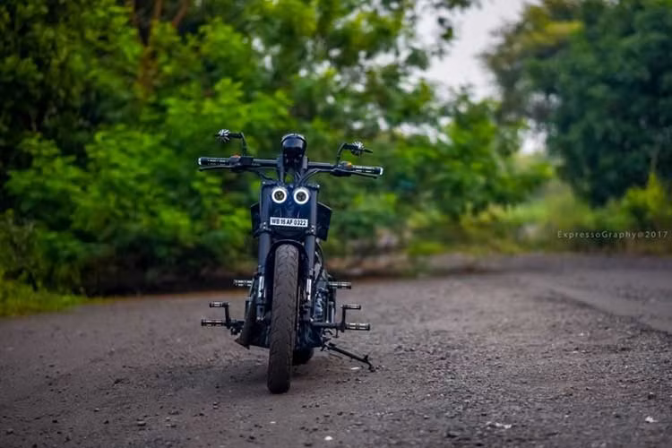 Chiếc xe môtô Royal Enfield Thunderbird 350 không chỉ là một tàu tuần dương thực tế mà còn là một bức tranh đa năng khi được độ lại. Xưởng độ Maratha Motorcycles từ Mumbai, Ấn Độ đã biến chiếc xe này thành một tác phẩm nghệ thuật, hoàn chỉnh với đồ họa tùy chỉnh độc đáo.