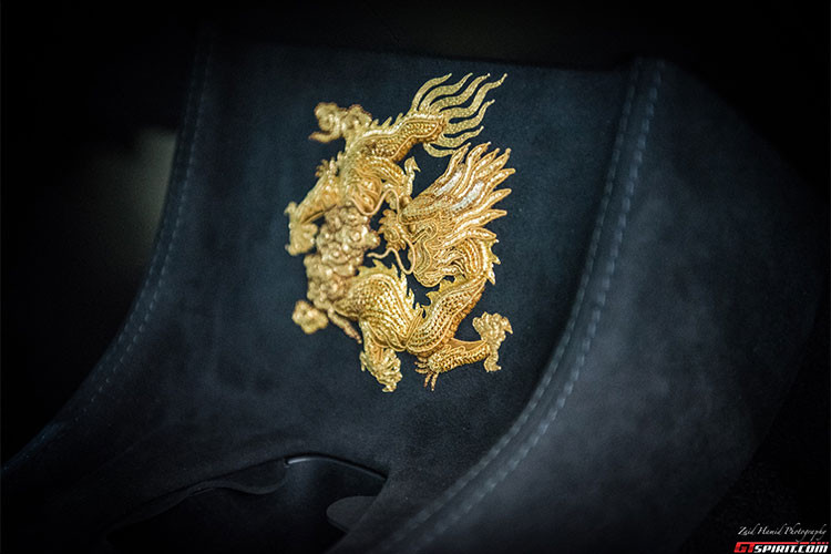 Bên trong khoang lái, biểu tượng Rồng một lần nữa xuất hiện ở bảng điều khiển trung tâm và sàn hành lý phía sau của siêu xe McLaren 570GT MSO Dragon. Hình Rồng được khâu bằng tay bởi Kang Huifang, giám đốc mảng thêu tại Viện Nghệ thuật và Thủ công Mỹ nghệ Trung Quốc đồng thời là một chuyên gia về thêu truyền thống của Chao.