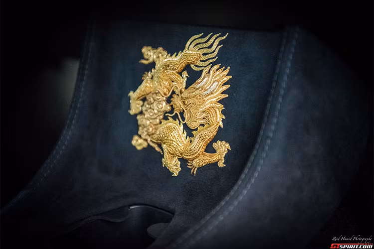 Bên trong khoang lái, biểu tượng Rồng một lần nữa xuất hiện ở bảng điều khiển trung tâm và sàn hành lý phía sau của siêu xe McLaren 570GT MSO Dragon. Hình Rồng được khâu bằng tay bởi Kang Huifang, giám đốc mảng thêu tại Viện Nghệ thuật và Thủ công Mỹ nghệ Trung Quốc đồng thời là một chuyên gia về thêu truyền thống của Chao.