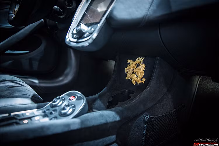 Động cơ V8 3.8L tăng áp kép như thường lệ vẫn nằm giữa khung thân liền khối làm bằng sợi carbon của chiếc 570GT nhưng không gian nội thất có thêm khoang để đồ. Hệ thống treo cũng được chỉnh sửa lại để cân bằng hơn giữa chất thể thao và êm ái thay vì thuần túy phục vụ hiệu suất vận hành như trước.