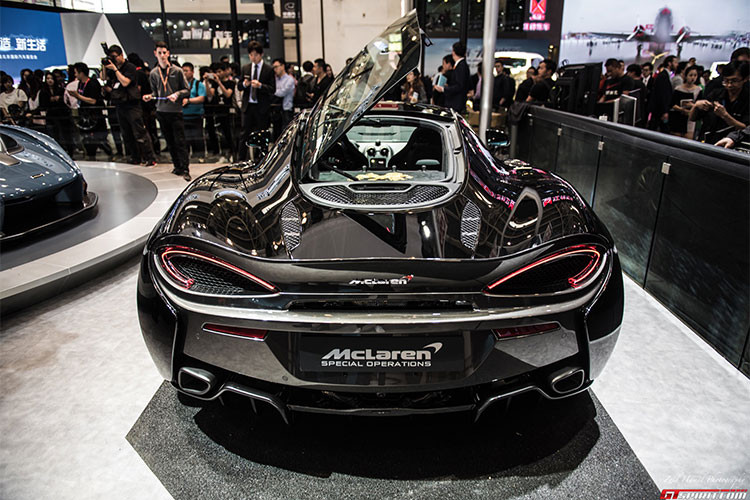 Ở ngoại thất, siêu xe McLaren 570GT phiên bản rồng này đặc biệt ăn điểm ở tông màu đen Obsidian Black đi kèm hình rồng vẽ thủ công trên cửa với tông màu vàng Gloss Speedline – trùng màu với la zăng và kẹp phanh.