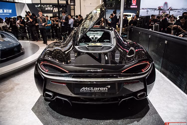 Ở ngoại thất, siêu xe McLaren 570GT phiên bản rồng này đặc biệt ăn điểm ở tông màu đen Obsidian Black đi kèm hình rồng vẽ thủ công trên cửa với tông màu vàng Gloss Speedline – trùng màu với la zăng và kẹp phanh.