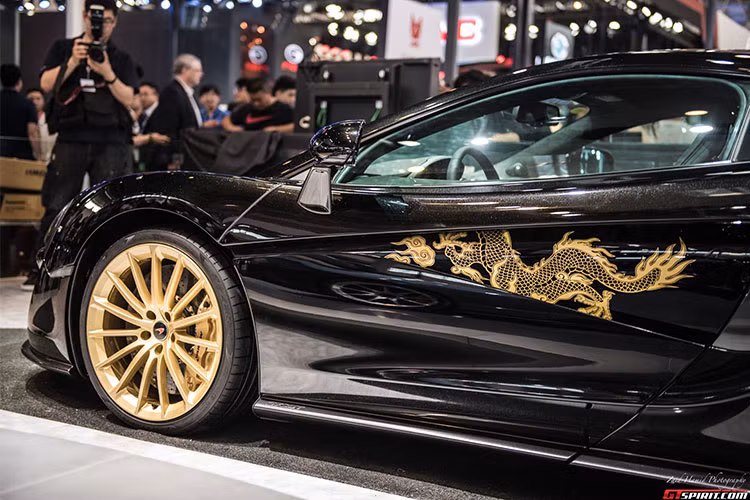 Biểu tượng quyền uy rồng được vẽ bằng tay trên cửa với màu vàng bóng Gloss Speedline Gold, nó gợi cho những người đam mê siêu xe và siêu xe sang nhớ đến các phiên bản trước đây của Ferrari hay Rolls-Royce...