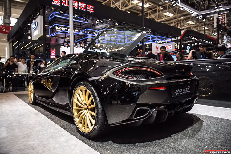 McLaren 570GT MSO Dragon nằm trong bộ sưu tập Cabbeen, đây là sự hợp tác của bộ phận cá nhân hoá McLaren Special Operations (MSO) cùng với một nhà thiết kế thời trang Trung Quốc mang tên Cabbeen.