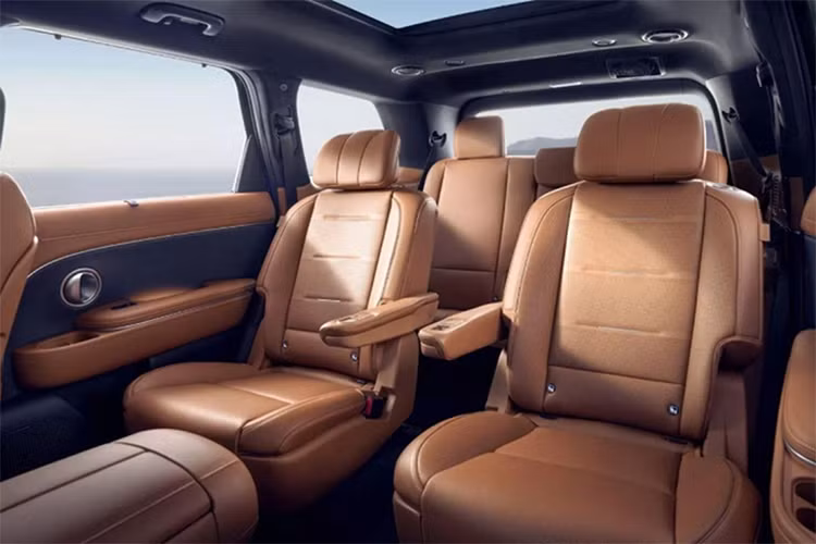 Khoang nội thất của Hyundai Palisade 2025 được cải tiến rộng rãi hơn đáng kể so với phiên bản tiền nhiệm do chiều dài cơ sở được tinh chỉnh. Khoang cabin của xe được trang bị nhiều tiện ích hiện đại như: bảng đồng hồ kỹ thuật số và màn cảm ứng giải trí đồng cỡ 12,3 inch; sạc không dây, cổng sạc USB, giá để cốc đôi.