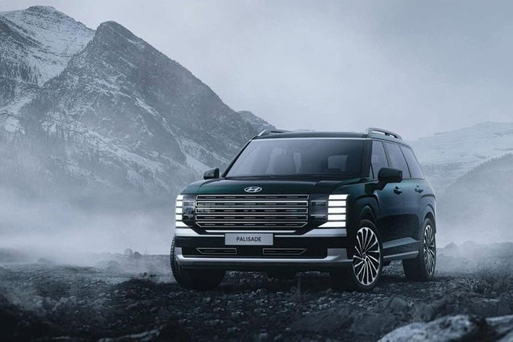 Về giá xe Hyundai Palisade 2025, thông tin rò rỉ cho thấy sẽ có sáu phiên bản tương ứng với sáu cấp trang bị. Ở cấu hình Exclusive thấp nhất, xe có giá khởi điểm từ 42,5 triệu won (khoảng 752 triệu đồng) cho bản 2.5L tăng áp và 47,15 triệu won (tương đương 834 triệu đồng) cho bản hybrid.