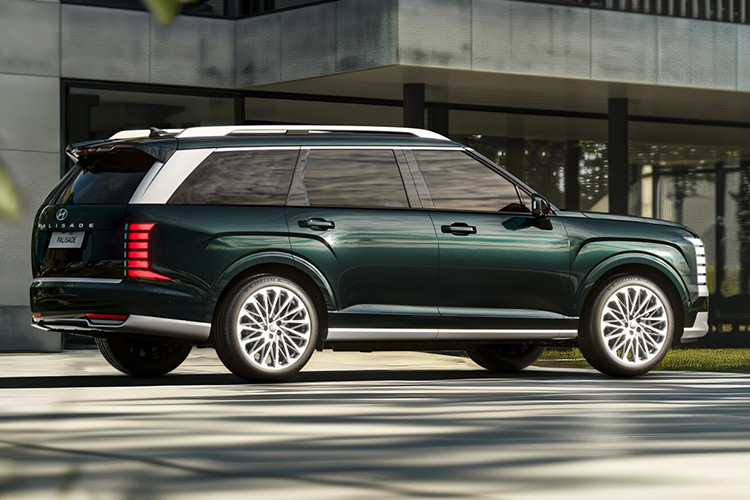 Xe có ngoại thất được lột xác hoàn toàn so với thế hệ tiền nhiệm. Phần đầu xe nổi bật với dải LED ban ngày được thiết kế dạng dọc màu bạc nằm ở hai bên, tạo nên hiệu ứng ánh sáng độc đáo. Ở giữa là cụm lưới tản nhiệt lớn vuông vắn được bao quanh bởi cụm đèn chính nhỏ gọn. Xe được trang bị bộ mâm hợp kim màu đen, kích thước khoảng 21 inch như càng làm tôn thêm nét khỏe khoắn.