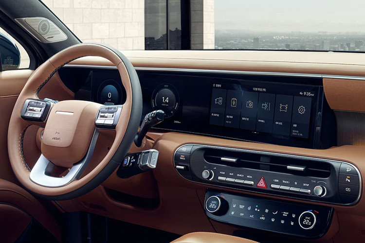 Hàng ghế thứ hai có thể tùy chỉnh với ghế độc lập hoặc ghế tách rời. Trong khi đó, hàng ghế thứ ba được trang bị tính năng sưởi, chỉnh điện. Người dùng có thể điều chỉnh qua các nút bấm tích hợp ở tappi tạo sự tiện nghi tối đa.