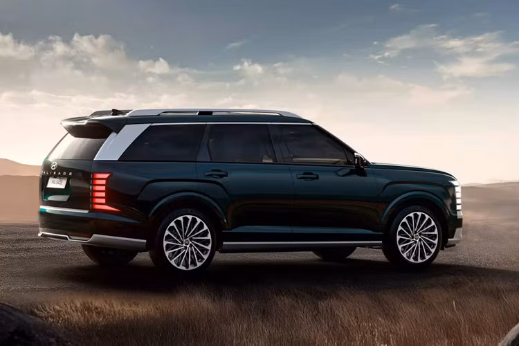 Hyundai Palisade thế hệ thứ 2 có hai phiên bản động cơ chính. Đầu tiên là động cơ xăng 2.5L tăng áp, cung cấp công suất 290 mã lực và mô-men xoắn 363 Nm. Mức tiêu thụ nhiên liệu là 9,52 lít/100 km. Phiên bản thứ hai sử dụng hệ truyền động hybrid 2.5L cho tổng công suất 335 mã lực và mô-men xoắn cực đại 456 Nm. Mức tiêu thụ nhiên liệu tiết kiệm hơn, chỉ 6,89 lít/100 km.