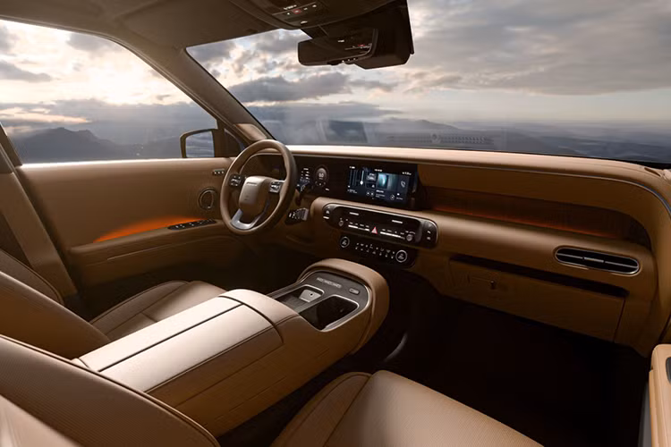 Về nội thất, Palisade 2025 sẽ có cấu hình 9 chỗ ngồi với 3 hàng ghế, mỗi hàng 3 chỗ. Ở hàng ghế trước sẽ có một chiếc ghế nhỏ được đặt ở giữa, giống thiết kế trên một số mẫu xe bán tải có ghế trước dạng băng liền. Còn hai hàng ghế sau vẫn có 3 chỗ như bình thường.