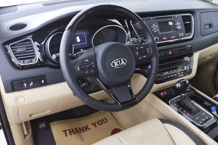 Phiên bản Sedona ở Việt Nam bố trí chỗ ngồi 7 chỗ theo dạng 2+2+3 chỗ. Người ngồi hàng ghế thứ 3 có thể vào được dễ dàng mà không cần phải gập ghế. KIA đưa tùy chọn ghế gập đẩy lên phía trước cho hàng ghế thứ 2, tạo thêm không gian chứa đồ rất lớn nếu gập hàng ghế thứ 3.