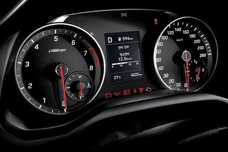 Các chi tiết ốp trang trí giả sợi carbon, bộ pedal bằng nhôm và ốp bậc cửa bằng kim loại cũng là những nâng cấp không thể bỏ qua của mẫu xe Elantra Sport 2019. Ngoài ra, các tiện ích khác gồm; điều hoà vùng độc lập, màn hình giải trí cảm ứng tích hợp Bluetooth/USB/ Apple Car…