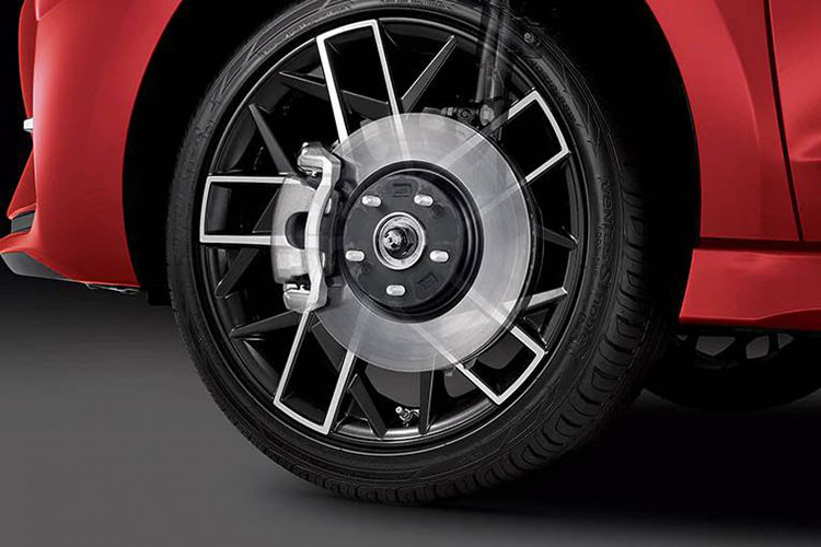 Hiện hãng Hyundai vẫn chưa công bố thông số vận hành của Elantra Sport mới. Chỉ biết rằng, Hyundai Elantra Sport 2019 bản số tự động sẽ tiêu thụ lượng xăng trung bình 12 km/lít, tương đương 8,3 lít/100 km.