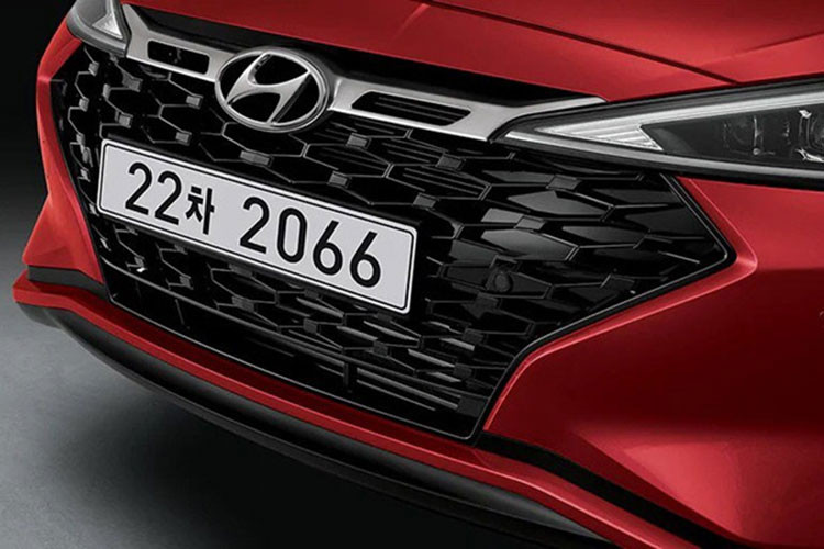 Động cơ trên Hyundai Elantra Sport phiên bản 2019 kết hợp với hộp số sàn 6 cấp tiêu chuẩn hoặc tự động ly hợp kép 7 cấp tùy chọn. Ngoài ra, mẫu sedan thể thao này còn được trang bị hệ thống treo đa liên kết sau và bộ phanh cỡ lớn hơn để mang tới trải nghiệm lái tập trung hơn.