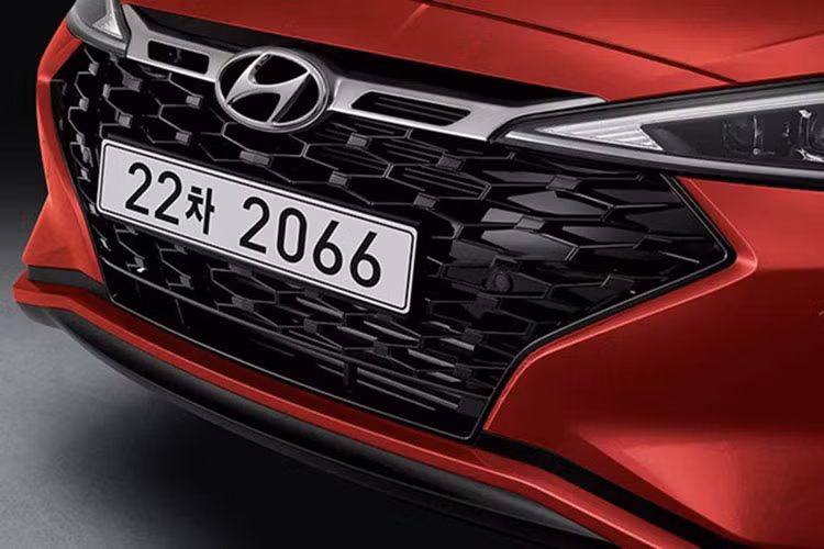 Động cơ trên Hyundai Elantra Sport phiên bản 2019 kết hợp với hộp số sàn 6 cấp tiêu chuẩn hoặc tự động ly hợp kép 7 cấp tùy chọn. Ngoài ra, mẫu sedan thể thao này còn được trang bị hệ thống treo đa liên kết sau và bộ phanh cỡ lớn hơn để mang tới trải nghiệm lái tập trung hơn.