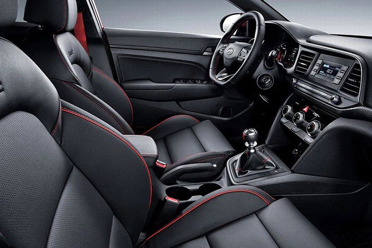 Bên trong Hyundai Elantra Sport 2019 cũng có những đặc điểm nhận dạng như nội thất bọc da màu đỏ hoặc đen, vô lăng chữ D thể thao (tích hợp lẫy chuyển số ở bản dùng hộp số tự động ly hợp kép) và bảng đồng hồ riêng.