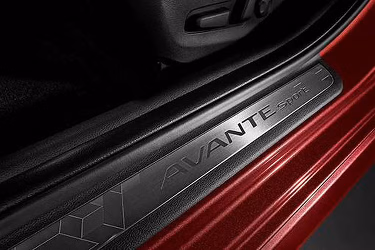 Không chỉ dừng ở động cơ, Hyundai Elantra Sport 2019 còn có một số nét thiết kế khác biệt so với bản thường. Bạn có thể dễ dàng nhận ra Hyundai Elantra Sport 2019 nhờ bộ body kit thể thao hơn, bao gồm lưới tản nhiệt với mắt lưới hình tổ ong màu đen, bộ vành hợp kim 18 inch, thanh ba-bô-lê "cơ bắp" hơn ở bên sườn, cánh gió trên nắp cốp sau và 2 ống xả.