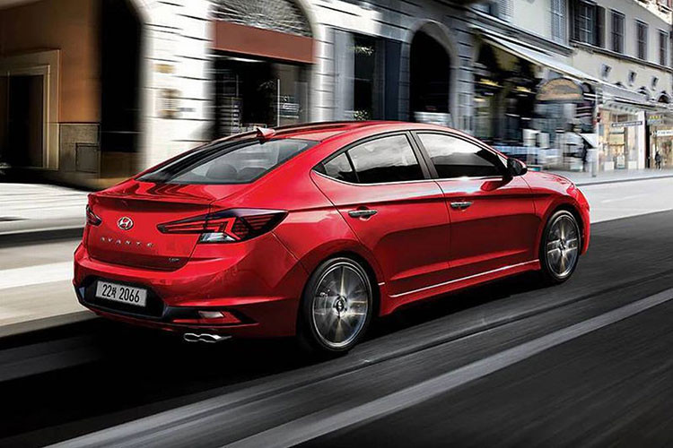 Điểm nhấn khác biệt lớn nhất so với phiên bản thường của Hyundai Elantra Sport 2019 nằm ở động cơ bên dưới nắp capô. Theo đó, mẫu xe này sẽ được trang bị động cơ xăng 4 xi-lanh, tăng áp, dung tích 1,6 lít, sản sinh công suất tối đa 201 mã lực và mô-men xoắn cực đại 265 Nm.