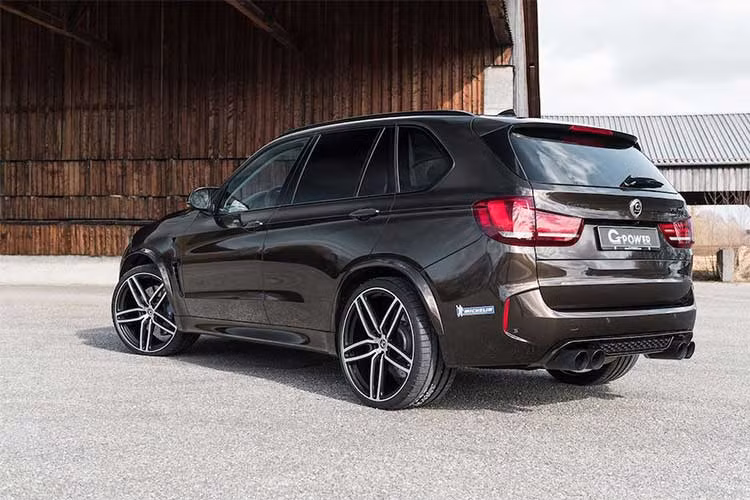 Khác với nhiều hãng độ trên Thế giới, gói nâng cấp của G-Power không thay đổi nhiều kiểu dáng bên ngoài của chiếc siêu SUV nhà BMW. Hãng đã chỉ thay cho chiếc xe bộ mâm 5 cánh kép bản lớn được làm từ nhôm hàng không, các nẹp nới rộng hốc bánh, hệ thống xả thể thao và nắp ca-pô bằng sợi carbon của Venturi.