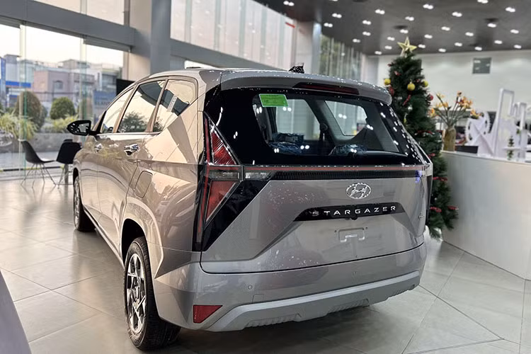Hyundai Stargazer dang giam toi 107 trieu dong, re hon ca xe hang B-Hinh-3