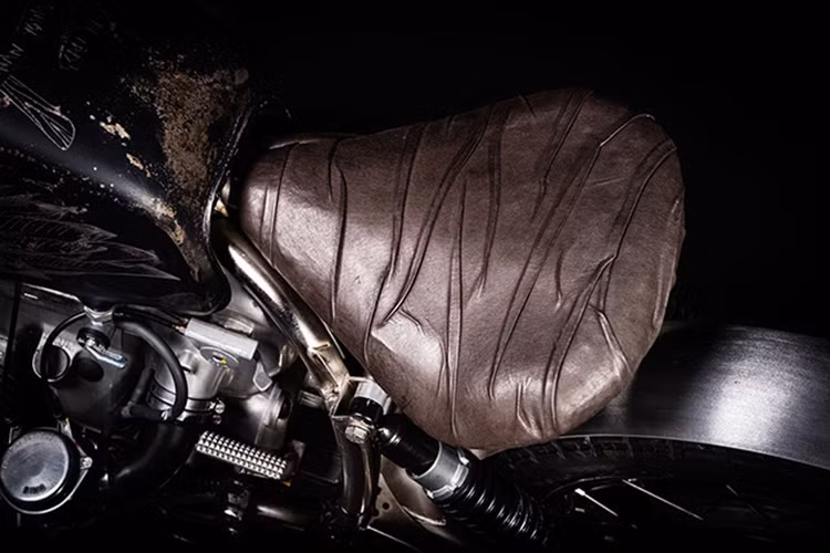 Một kiểu thiết kế yên thủ công mang phong cách "nhàu nhĩ" rất đặc biệt mà chưa xuất hiện trên bất cứ chiếc xe độ nào