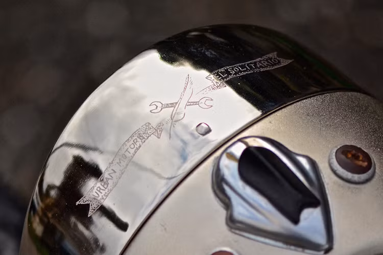 Tên của El Solitario Motor Co trên đầu xe phía đèn pha.