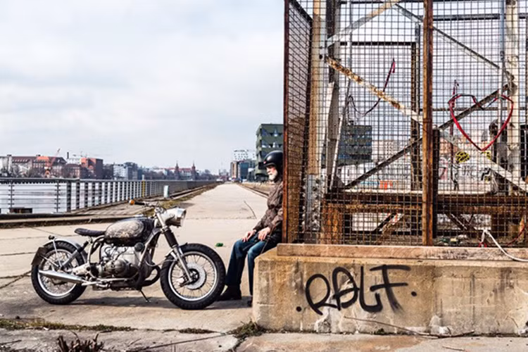 Ngoài thiết kế giống với nhiều chiếc xe Custom Bobber khác, xe đã có những đặc điểm riêng thể hiện ở màu sắc, cách thiết kế yên xe, bình xăng, đèn pha cùng nhiều các chi tiết nhỏ trên xe...