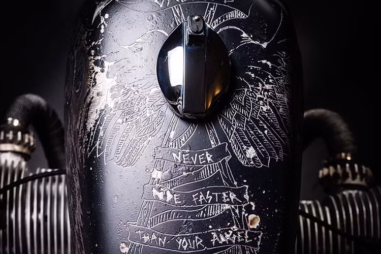 Trên bình xăng được độ với một nắp đậy thiết kế thủ công cực độc. Trên bình xăng được khắc dòng chữ "never made faster than your angel"