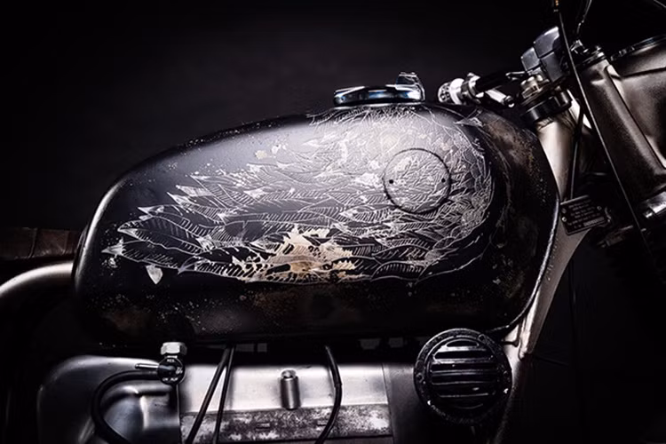 Bình xăng độc đáo với nhiều hoạt tiết được các thợ độ vẽ trang trí theo phong cách sơn mài đầy chất bụi bặm với những hình lông vũ, cánh chim... bao xung quanh.