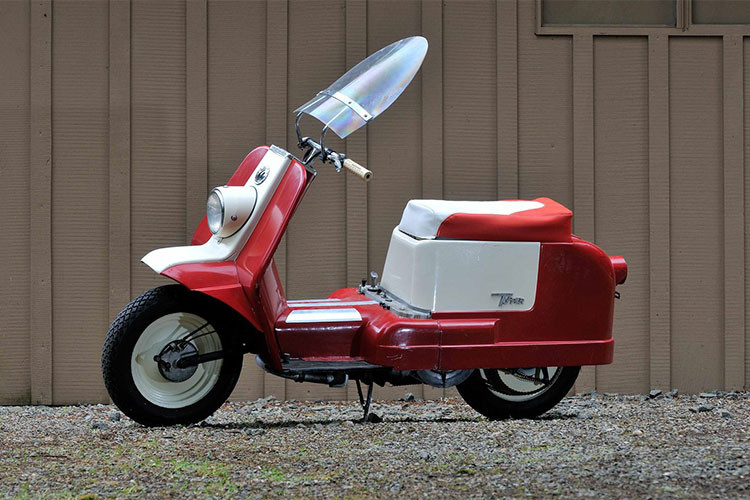 Từ cách đây gần 60 năm về trước, hãng xe máy Harley-Davidson đã từng có mẫu xe tay ga đẹp mắt và có tốc độ cực nhanh mang tên Topper. Chiếc xe ga Harley-Davidson Topper trong bài viết này cũng chính là mẫu scooter duy nhất mà nhà sản xuất xe môtô Mỹ từng xuất xưởng.