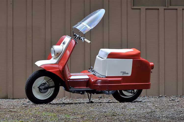 Từ cách đây gần 60 năm về trước, hãng xe máy Harley-Davidson đã từng có mẫu xe tay ga đẹp mắt và có tốc độ cực nhanh mang tên Topper. Chiếc xe ga Harley-Davidson Topper trong bài viết này cũng chính là mẫu scooter duy nhất mà nhà sản xuất xe môtô Mỹ từng xuất xưởng.