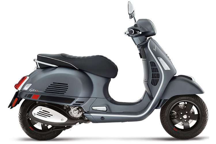Bên cạnh nâng cấp động cơ, những chiếc Vespa GTS 300 2019 này còn được nâng cấp thân vỏ, đèn pha LED hiệu năng cao thay cho đèn halogen và bọc yên bằng chất liệu chống trơn trượt. Bên dưới yên, cốp chứa đồ của xe có thể chứa đến 2 mẫu mũ bảo hiểm 3/4.