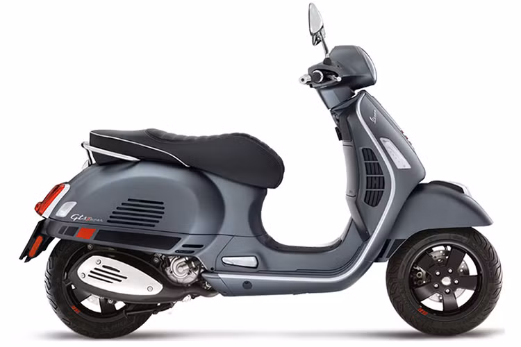 Bên cạnh nâng cấp động cơ, những chiếc Vespa GTS 300 2019 này còn được nâng cấp thân vỏ, đèn pha LED hiệu năng cao thay cho đèn halogen và bọc yên bằng chất liệu chống trơn trượt. Bên dưới yên, cốp chứa đồ của xe có thể chứa đến 2 mẫu mũ bảo hiểm 3/4.
