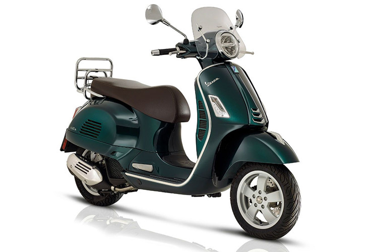Về công nghệ, Vespa GTS 300 2019 còn được tích hợp công nghệ Bluetooth, cho phép kết nối xe với điện thoại thông minh và ứng dùng tìm xe trong bãi đỗ đông đúc. Bảng đồng hồ của xe là sự kết hợp giữa đồng hồ analog hiển thị tốc độ và màn hình LCD hiển thị lượng xăng và ODO. 