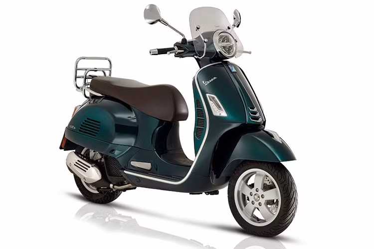 Về công nghệ, Vespa GTS 300 2019 còn được tích hợp công nghệ Bluetooth, cho phép kết nối xe với điện thoại thông minh và ứng dùng tìm xe trong bãi đỗ đông đúc. Bảng đồng hồ của xe là sự kết hợp giữa đồng hồ analog hiển thị tốc độ và màn hình LCD hiển thị lượng xăng và ODO. 