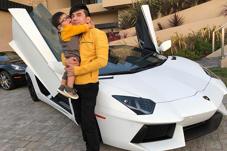 Trong đó, bức ảnh gần đây ghi lại cảnh Đan Trường bồng con trai chụp ảnh bên chiếc siêu xe Lamborghini Aventador LP700-4 Roadster màu trắng muốt nhận được không ít sự quan tâm từ phía cộng đồng mạng.