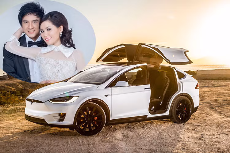 Ngoài siêu xe mui trần của Lamborghini và Ferrari, anh còn sở hữu cả những chiếc xe sang của Mercedes-Benz, BMW hay siêu xe điện Tesla... Đây được xem là điều ít biến về anh chàng ca sỹ khá kín tiếng này.