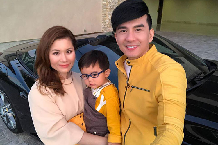 Những hình ảnh vợ nam ca sĩ Đan Trường mới đây chia sẻ lên mạng xã hội khiến không ít người "ghen tỵ" cho cuộc sống của anh. Với căn biệt thự xa hoa tại San Jose, California, Mỹ và dàn siêu xe sang "khủng" cũng như siêu xe của Đan Trường có mặt trong garage.