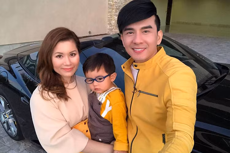 Những hình ảnh vợ nam ca sĩ Đan Trường mới đây chia sẻ lên mạng xã hội khiến không ít người "ghen tỵ" cho cuộc sống của anh. Với căn biệt thự xa hoa tại San Jose, California, Mỹ và dàn siêu xe sang "khủng" cũng như siêu xe của Đan Trường có mặt trong garage.